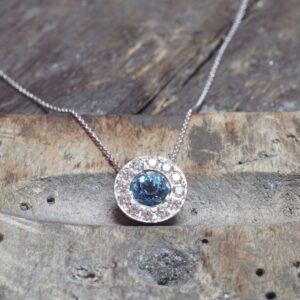 750er Weißgoldcollier mit Aquamarin und Brillanten