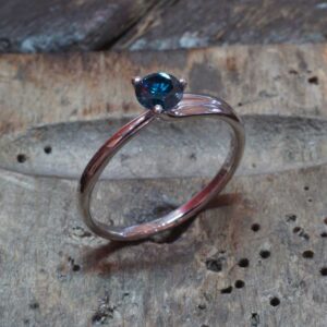 750er Weißgoldring mit behandeltem mittelblauen Brillanten