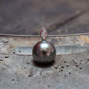 750er Weißgoldanhänger mit Diamant und Tahitiperle