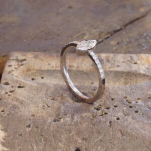 750er Weißgoldring mit Navette Diamant und Brillanten